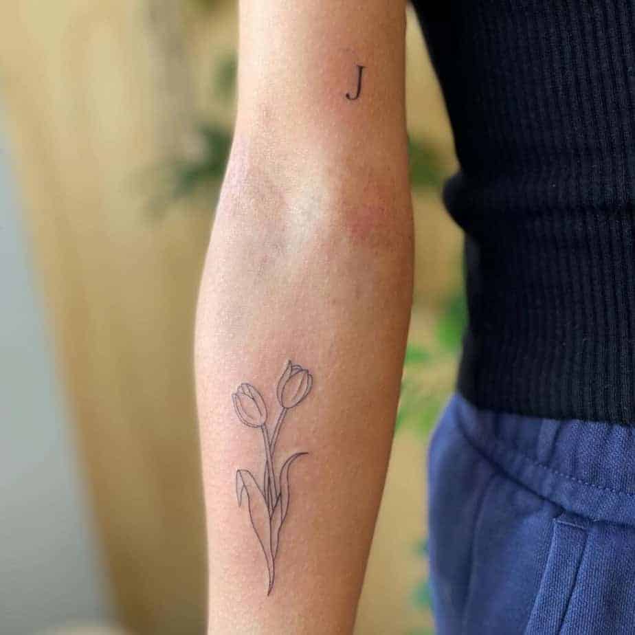 20. Ein einfaches und subtiles Tulpen-Tattoo auf dem Unterarm