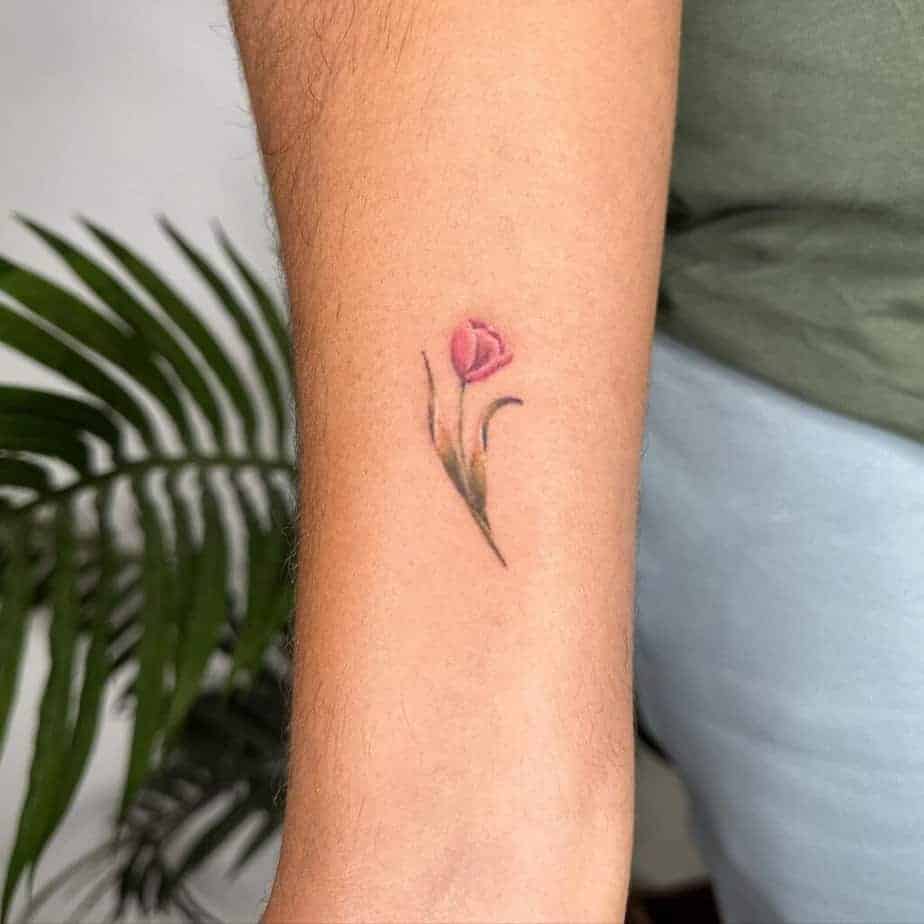 22. Ein minimalistisches Tattoo mit einer rosa Tulpe