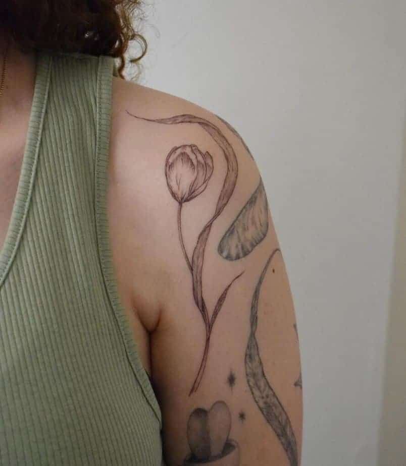23. Ein Tulpen-Tattoo auf der Schulter