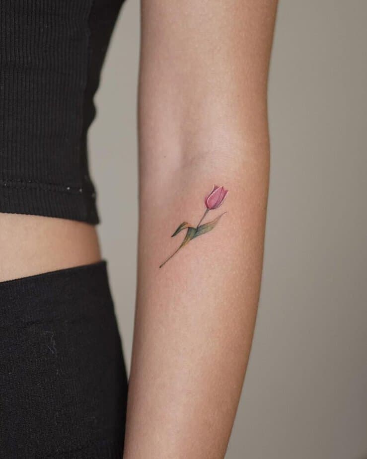 3. Ein kleines Tulpen-Tattoo auf dem Unterarm