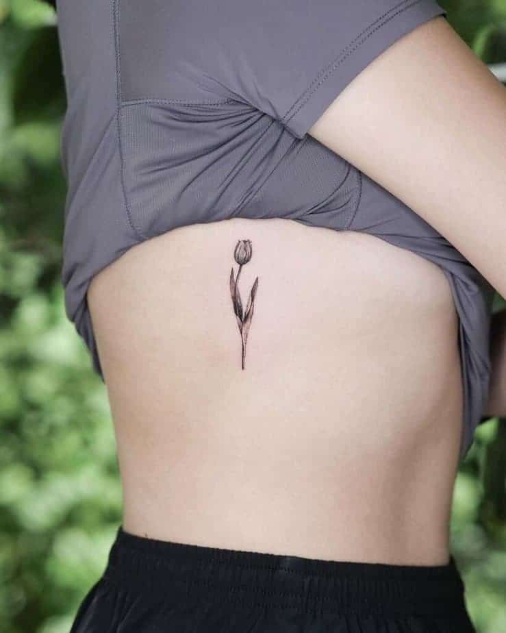 4. Ein Rippen-Tattoo mit einer Tulpe