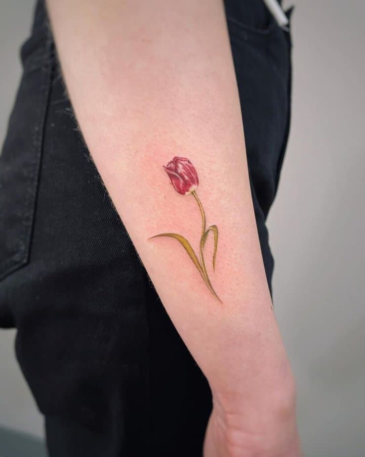5. Ein realistisches Tulpen-Tattoo auf der Seite des Arms