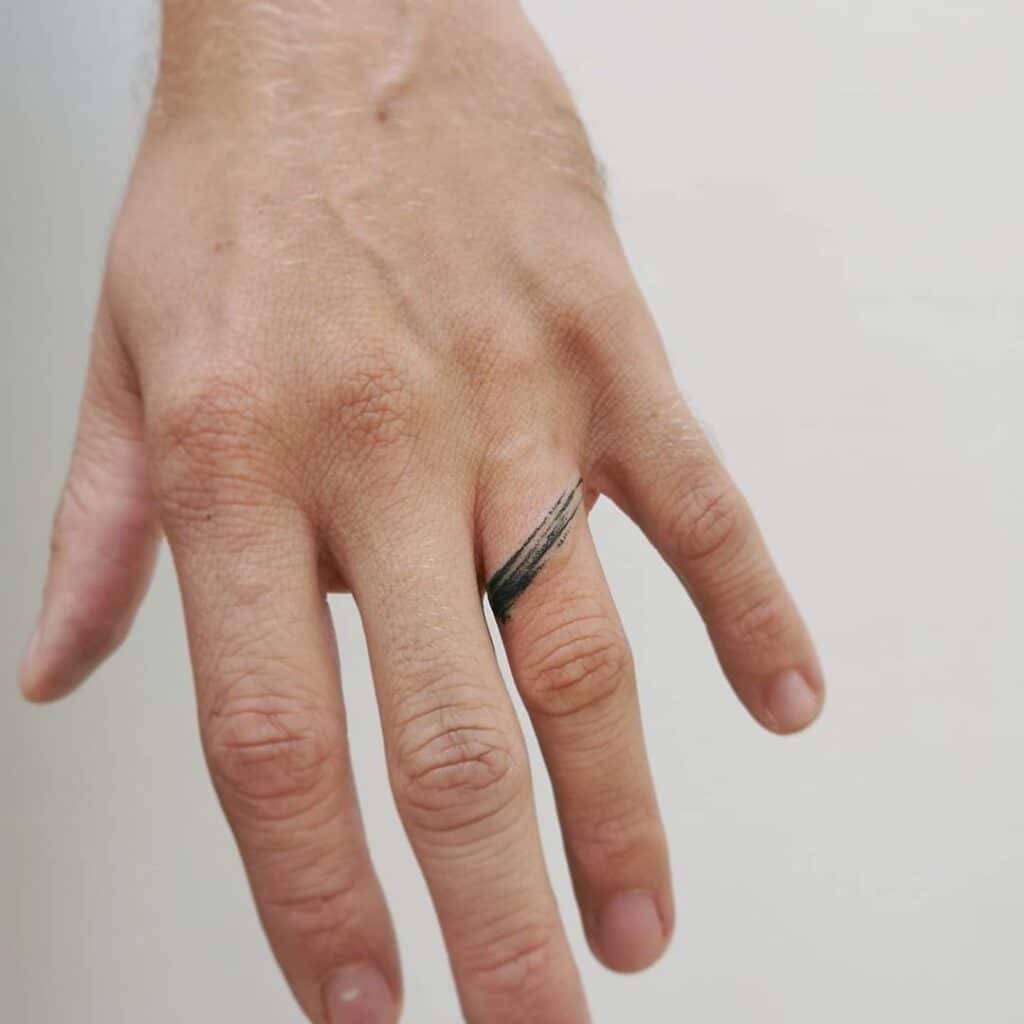 8. Ein Ring-Tattoo mit Pinselstrichen