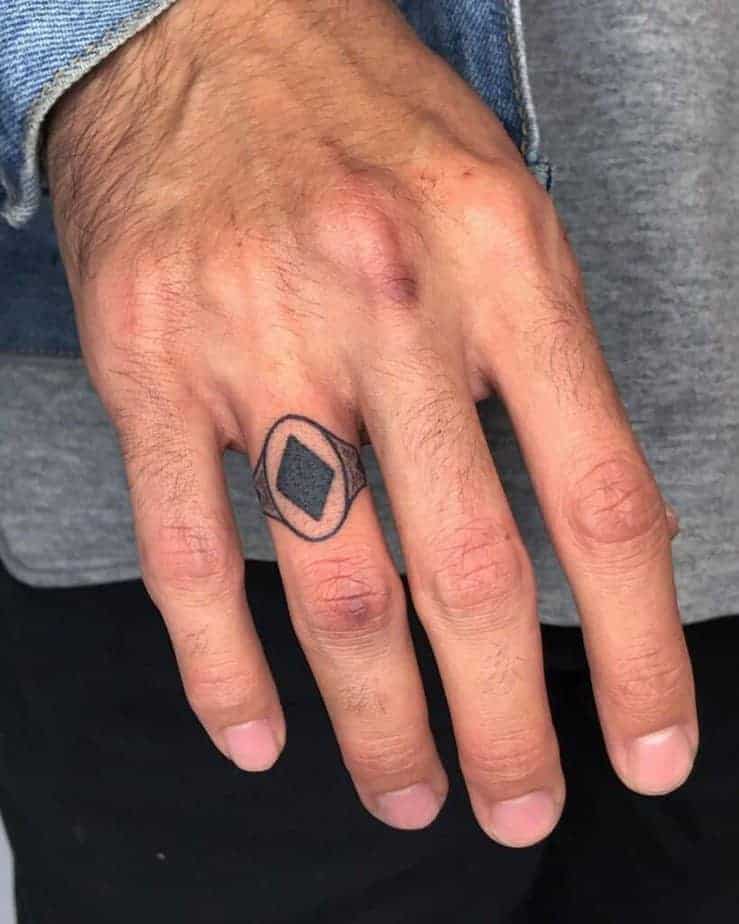 11. Ein Vintage-Ring-Tattoo