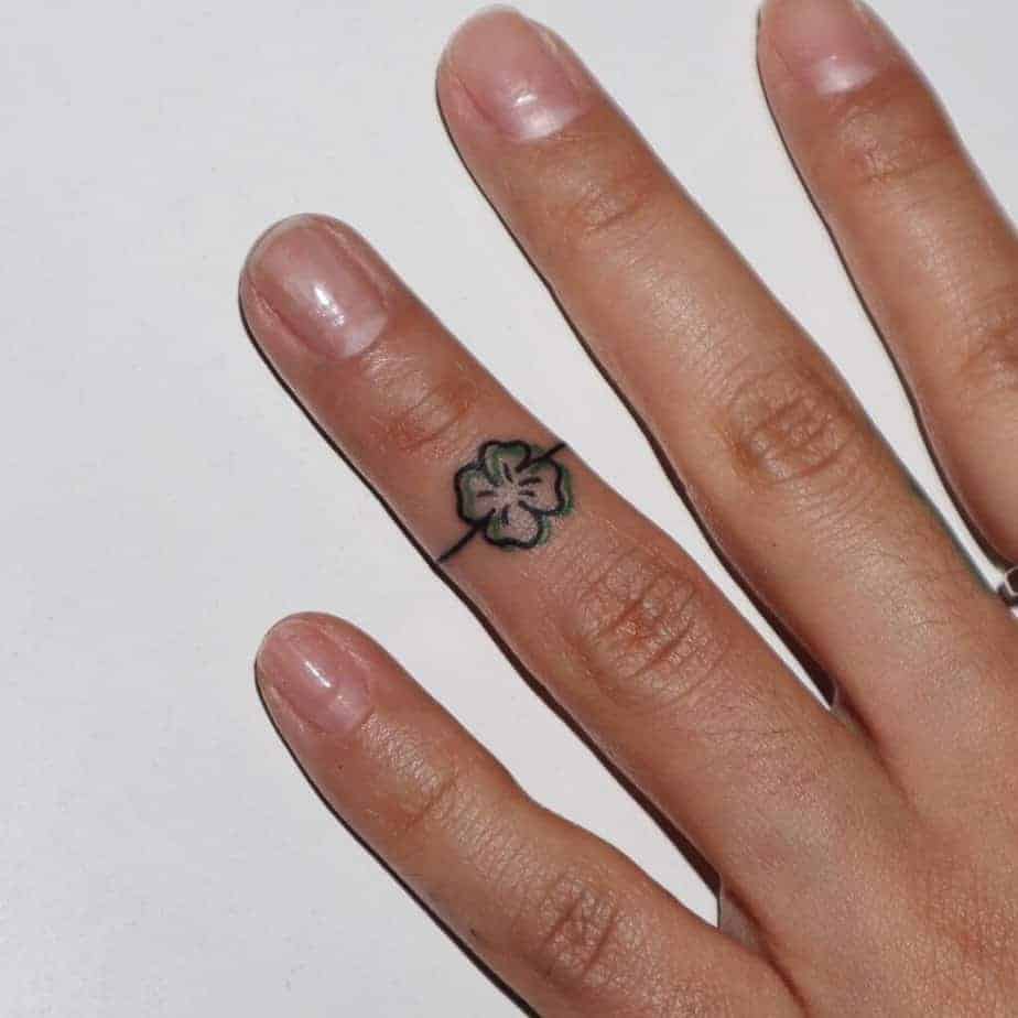 12. Ein Kleeblatt-Tattoo auf dem Ringfinger