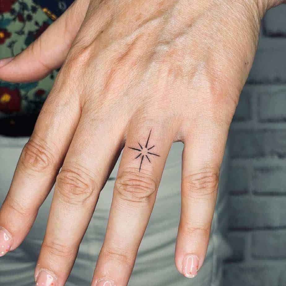 18. Ein funkelndes Tattoo auf dem Ringfinger