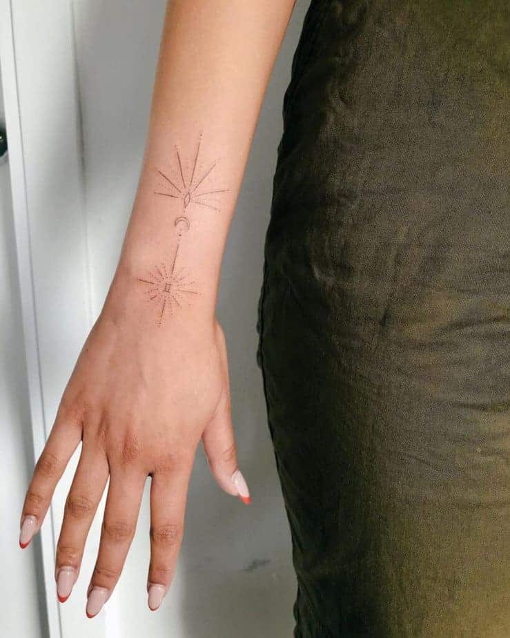 12. Ein sanftes und subtiles Zwilling-Tattoo auf dem Arm