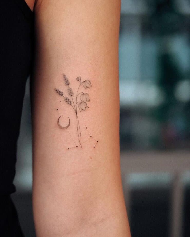 18. Ein Zwillings-Sternbild-Tattoo mit einem schönen Blumenstrauß