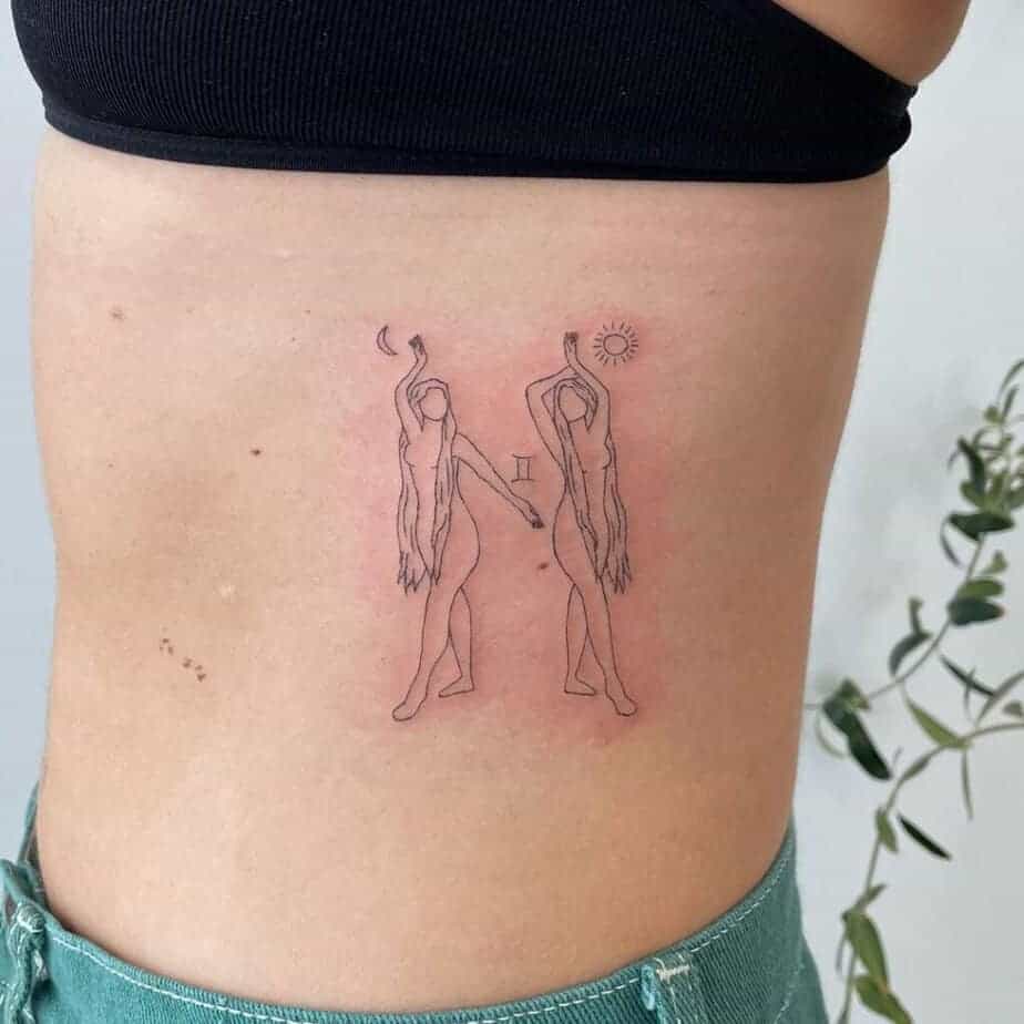 20. Ein Zwilling-Tattoo auf der Seite des Bauches