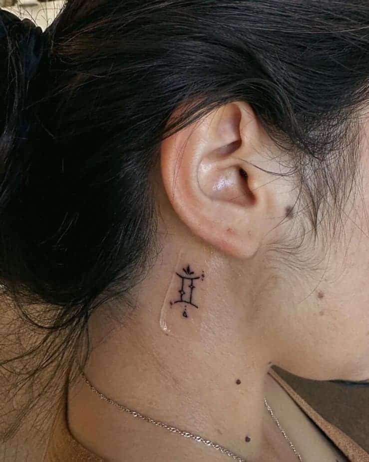 23. Ein Zwillingssymbol-Tattoo hinter dem Ohr