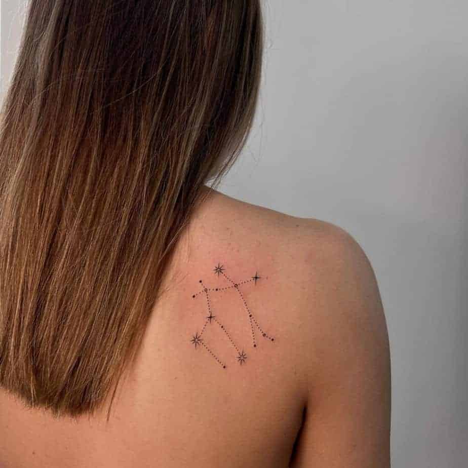 1. Ein Zwilling-Sternbild-Tattoo auf dem Rücken