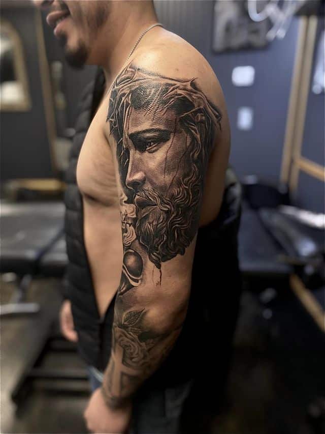 10. Beeindruckendes Jesus-Tattoo auf dem halben Ärmel