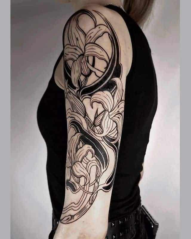 4. Schwarz-weißes Halbarm-Tattoo