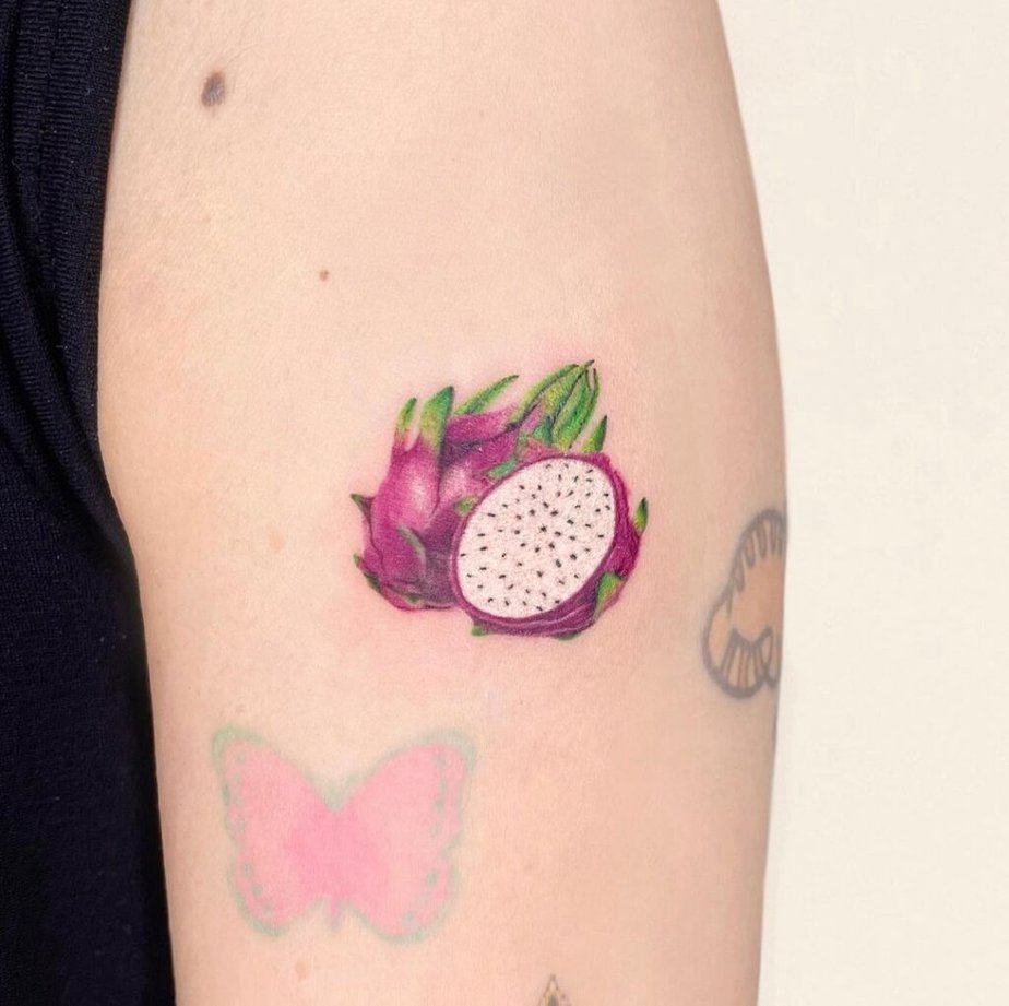 6. Ein Drachenfrucht-Tattoo auf dem Oberarm