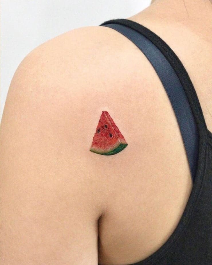 8. Ein Wassermelonen-Tattoo auf der Schulter