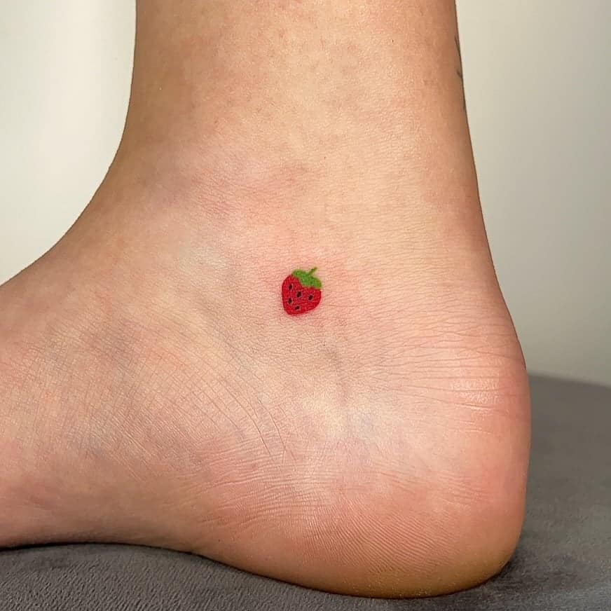 9. Ein Erdbeer-Tattoo auf dem Knöchel