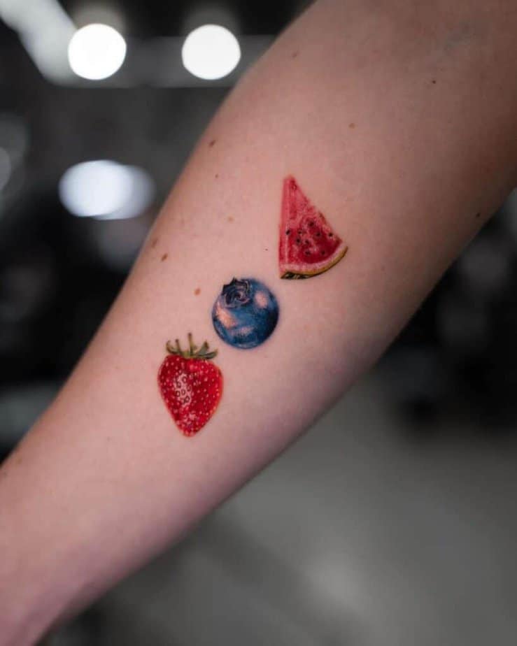 10. Ein Frucht-Tattoo auf dem Arm