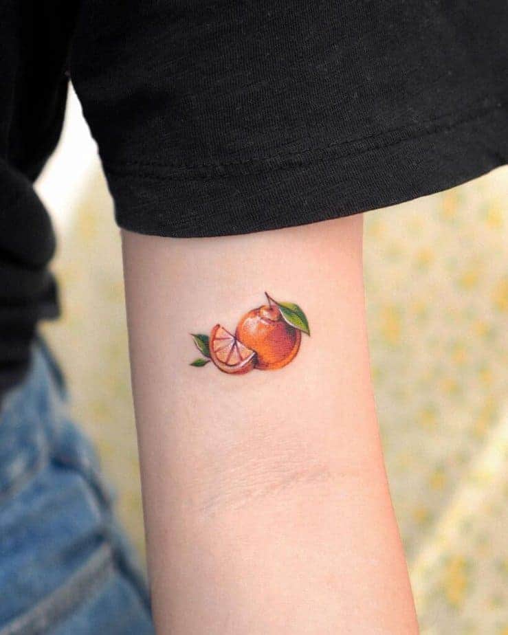 2. Ein Tattoo einer Orange auf dem Bizeps
