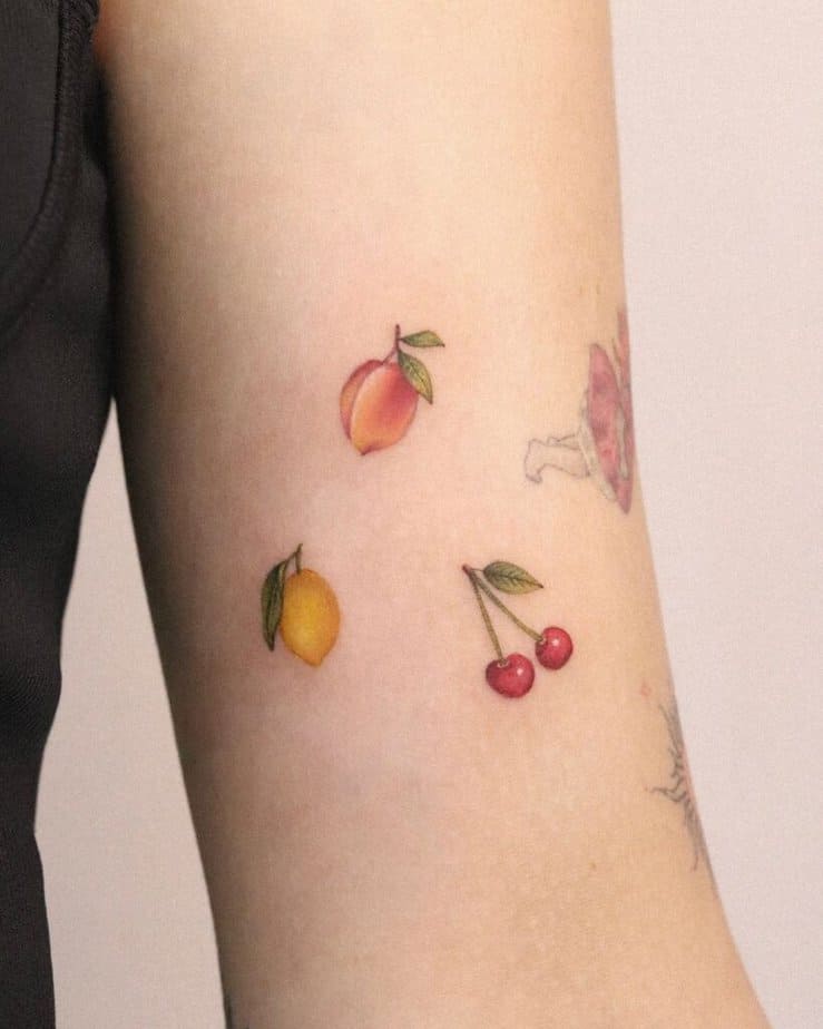 12. Ein Frucht-Tattoo auf dem Bizeps