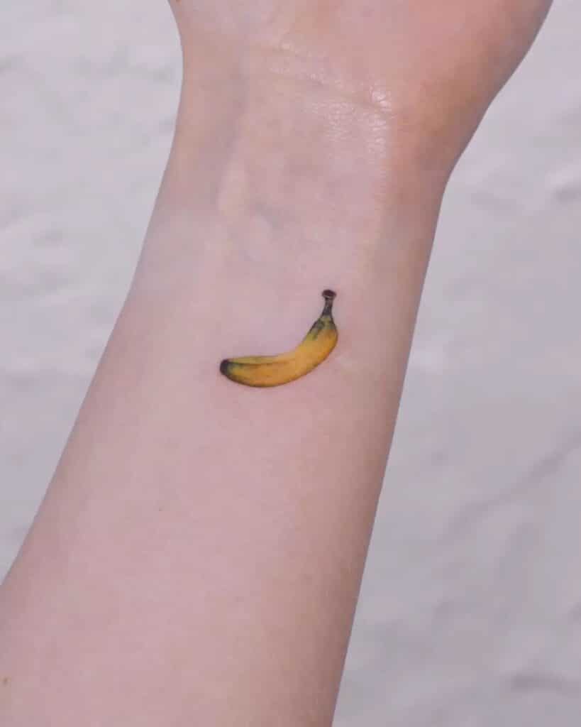 13. Ein Bananen-Tattoo auf dem Handgelenk
