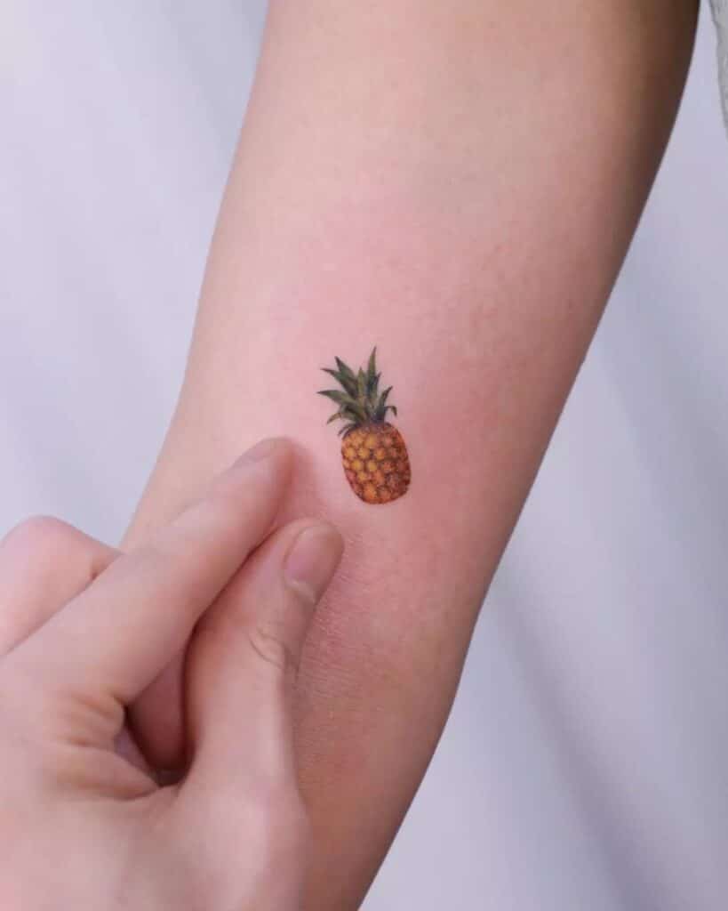 14. Eine Ananas als Tattoo auf dem Arm