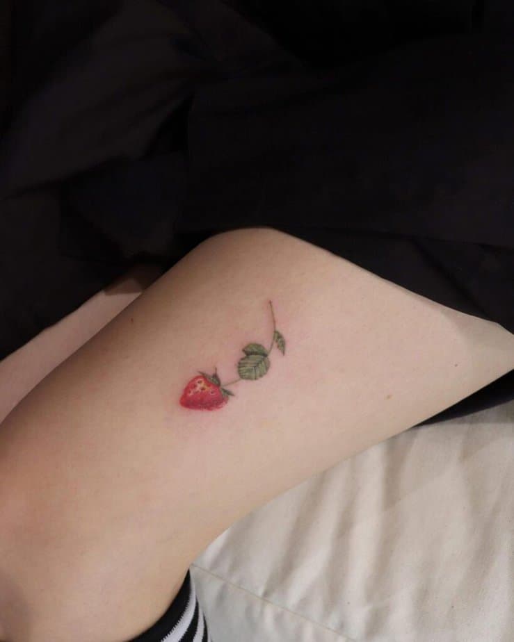 16. Ein Erdbeer-Tattoo auf dem Bein