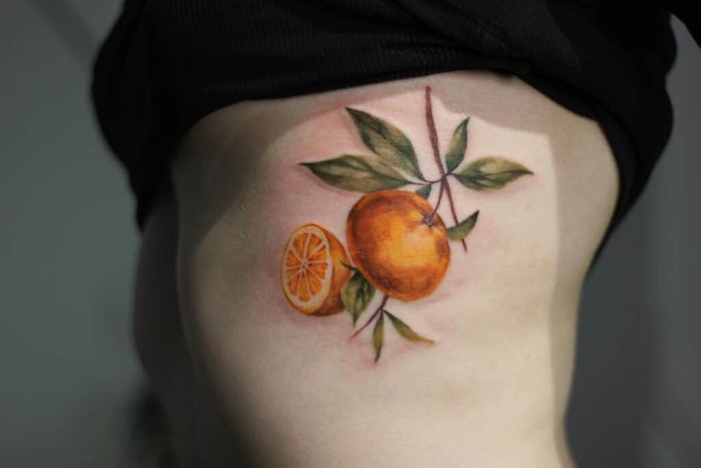 18. Ein Tattoo mit zwei Orangen auf der Rippe