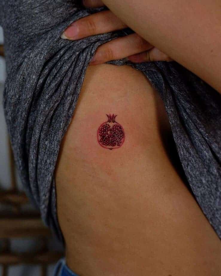 20. Ein Granatapfel-Tattoo auf der Rippe