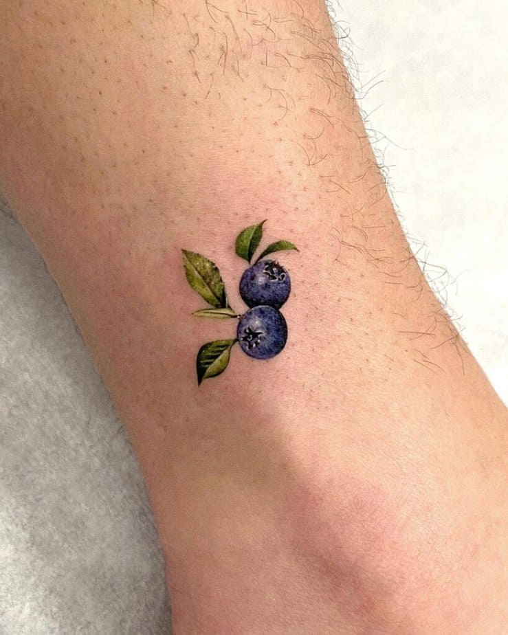 3. Ein Heidelbeer-Tattoo auf dem Knöchel