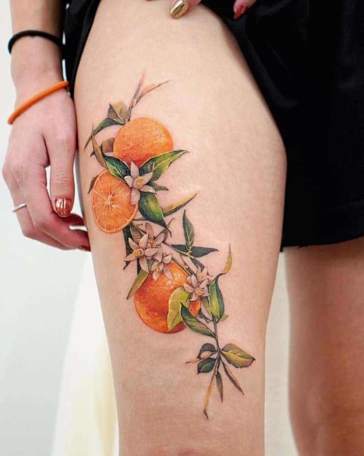24. Eine Tätowierung von Orangen auf dem Oberschenkel