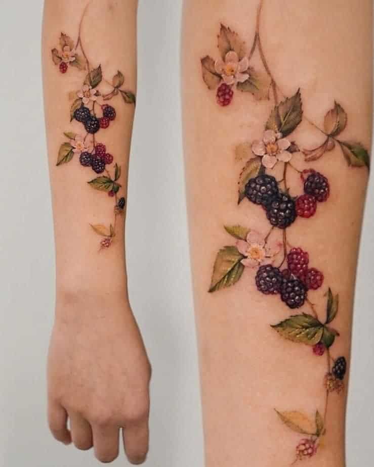 25. Ein Tattoo mit Beeren auf dem Arm
