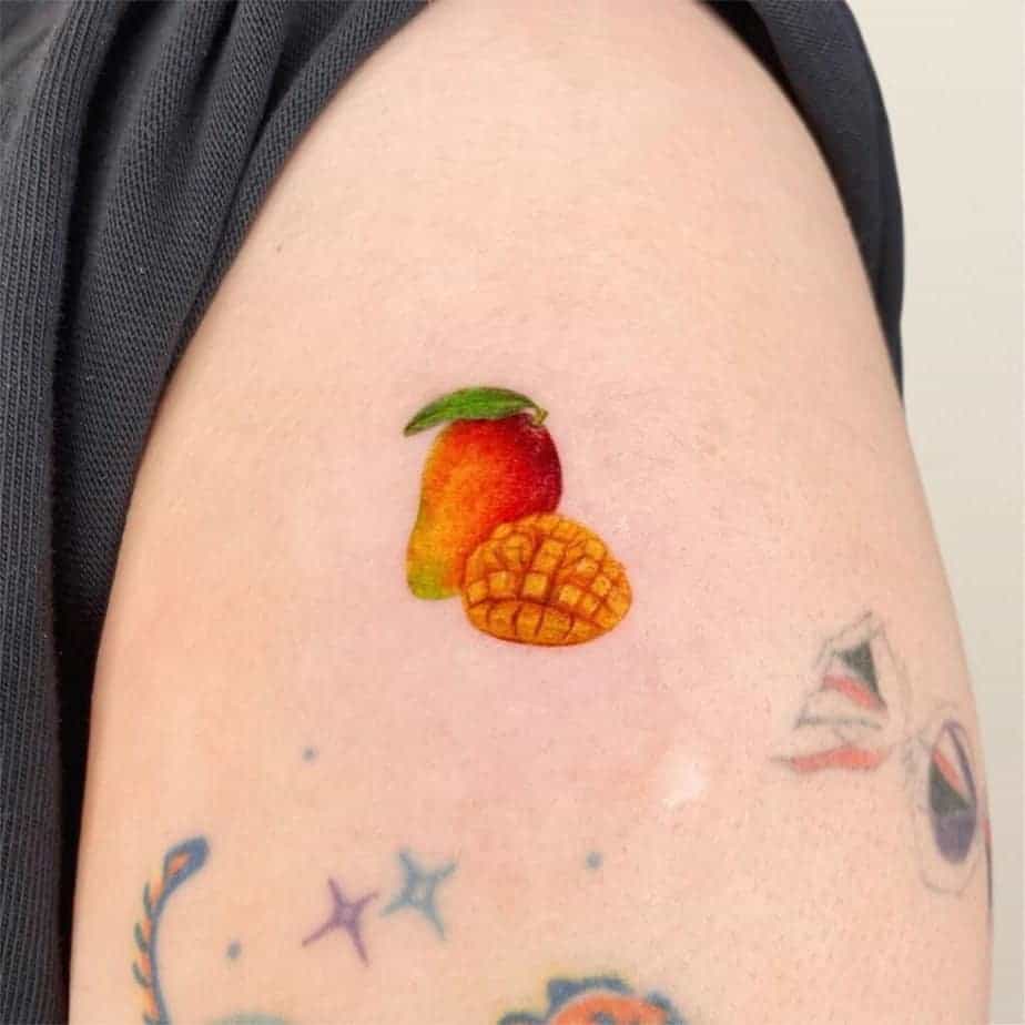 4. Ein Mango-Tattoo auf dem Oberarm