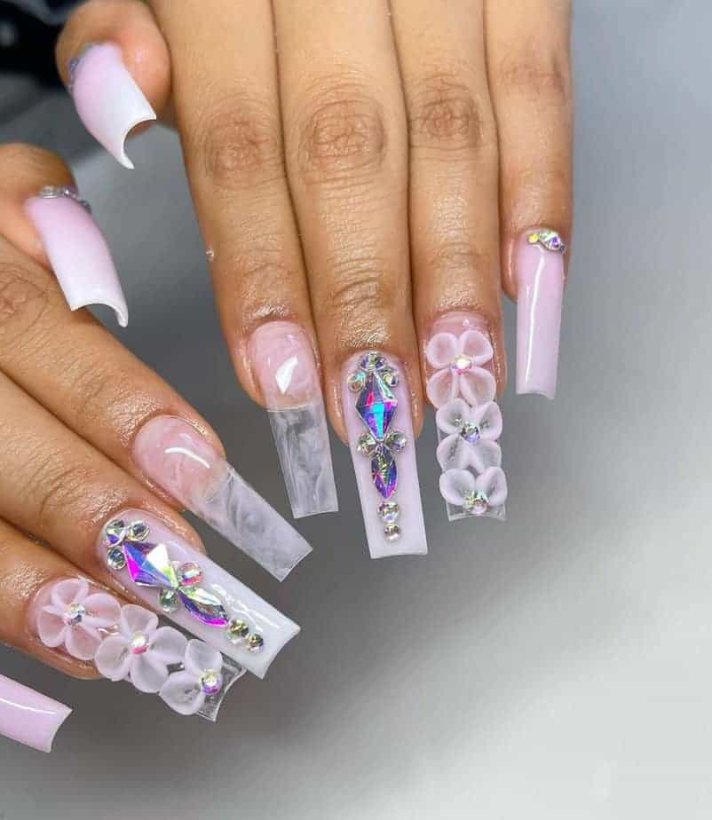 24. Babyrosa Nägel mit Blumen und Kristallen