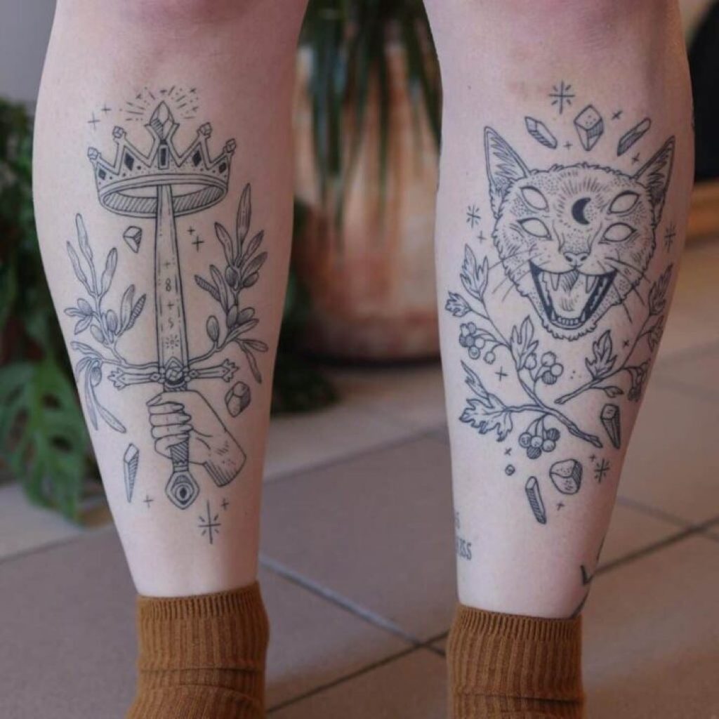 Detaillierte Schienbein-Tattoos