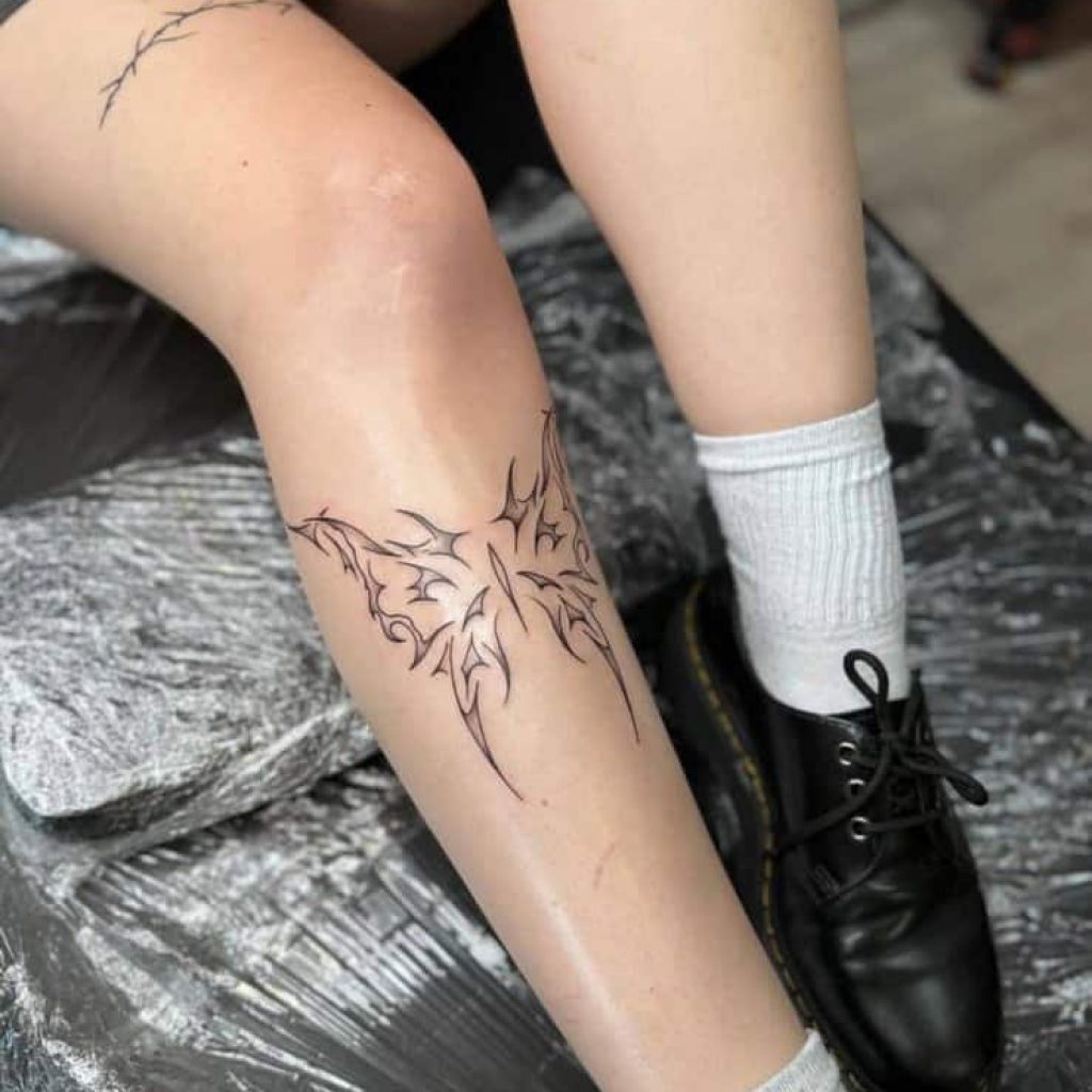 Ein Cybersigilismus-Tattoo auf dem Schienbein