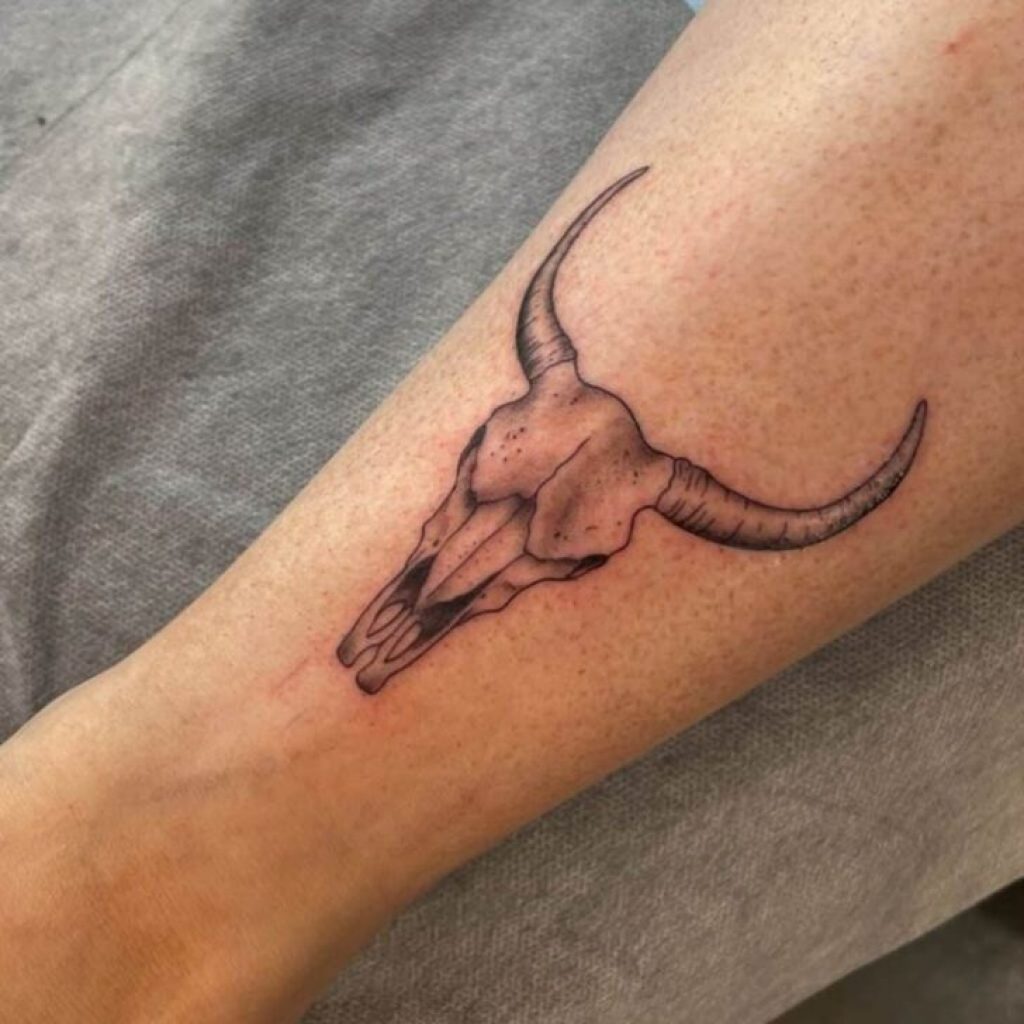 Ein Totenkopf-Tattoo auf dem Schienbein