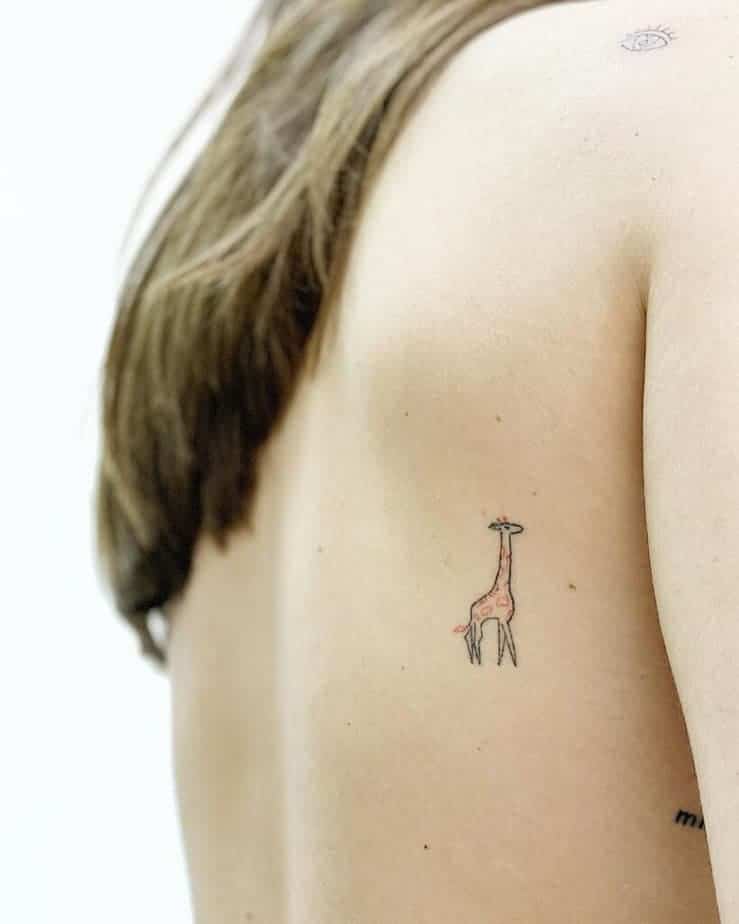 6. Buntes Mikro-Giraffen-Tattoo