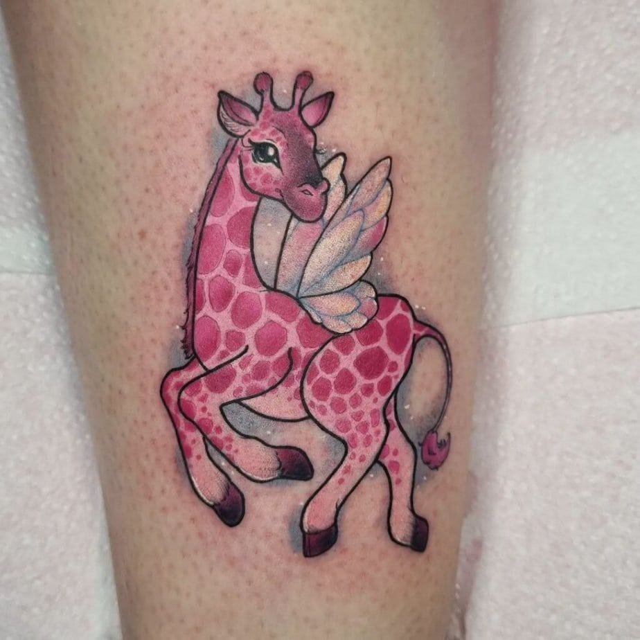 8. Süßes rosa Giraffentattoo