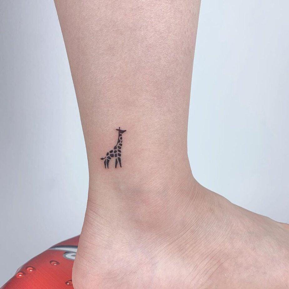 5. Schwarze Mikro-Giraffe Tattoo