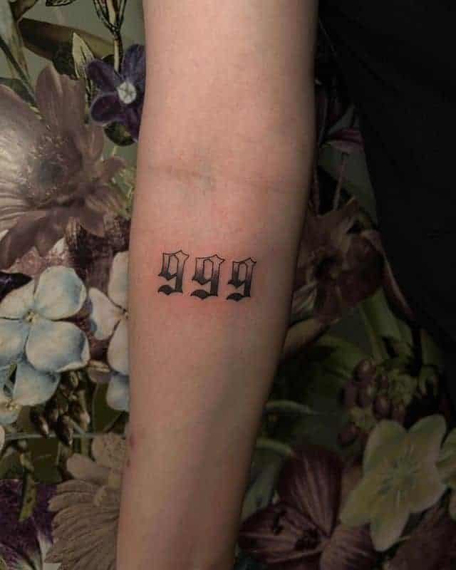 7. Einfaches 999-Arm-Tattoo