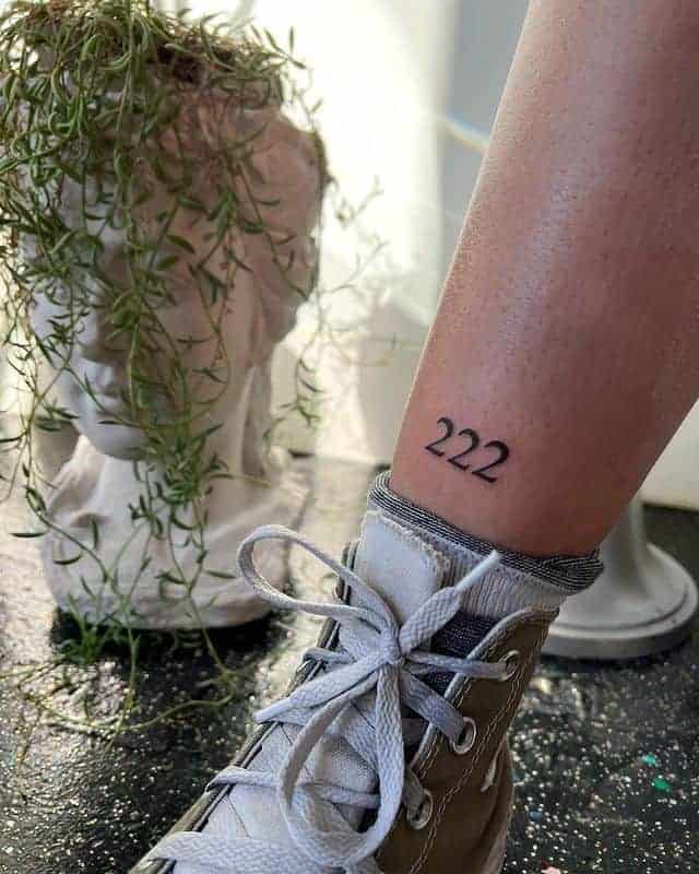 13. Knöchel 222 Tattoo