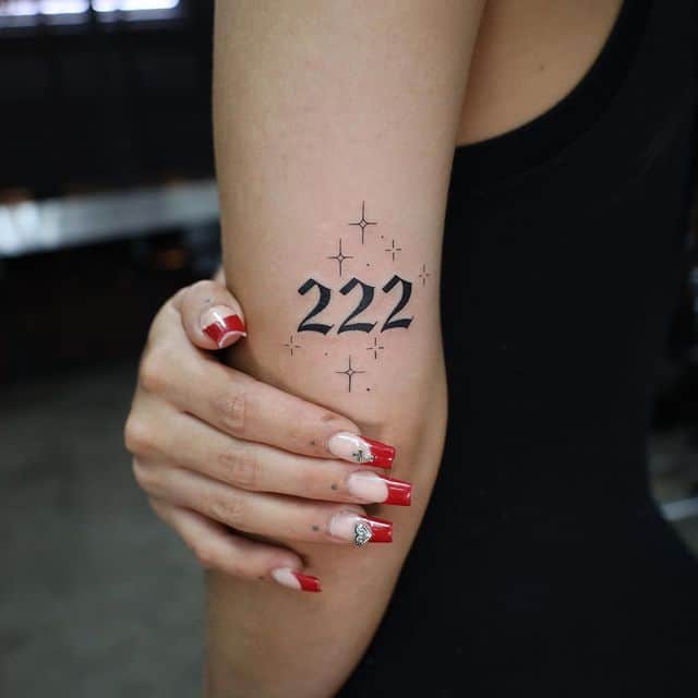5. Niedliches 222 Tattoo