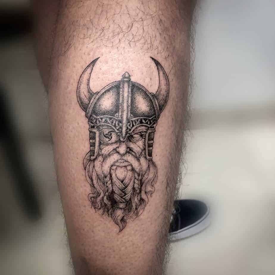 8. Kleines Odin-Tattoo
