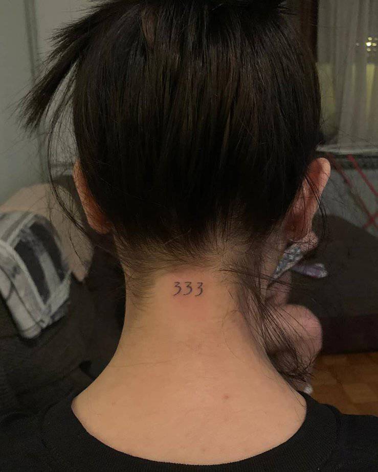 10. 333-Tattoo im Nacken