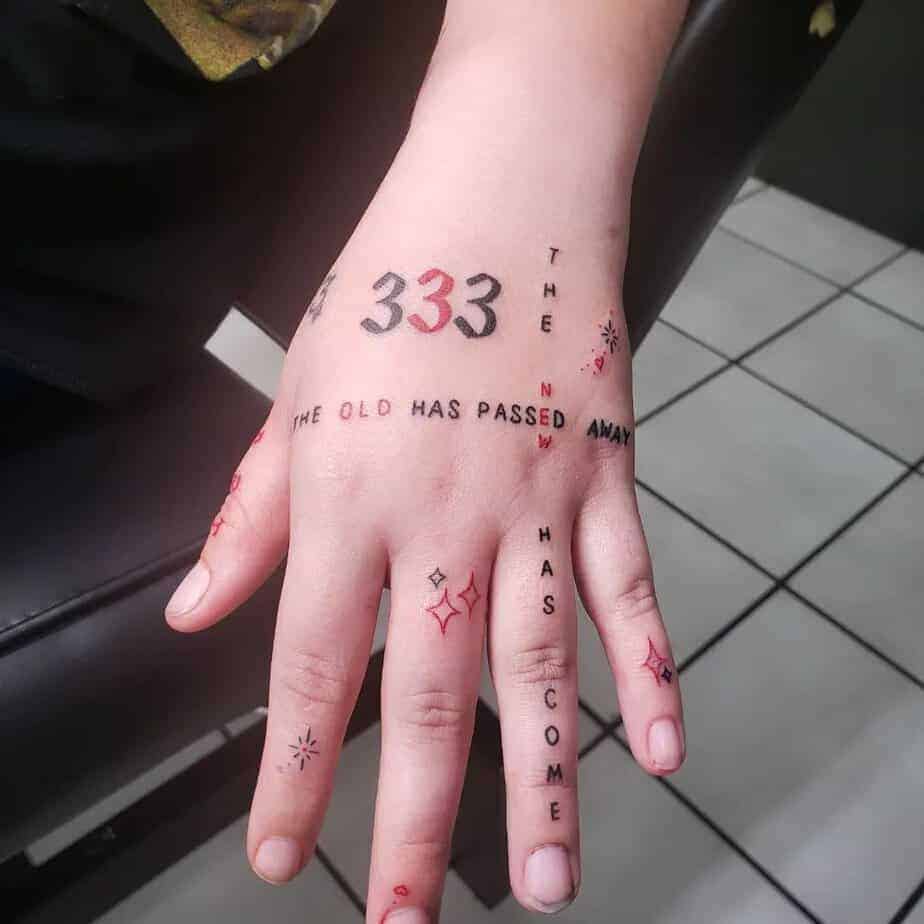 20. 333 Tattoo mit einem inspirierenden Zitat