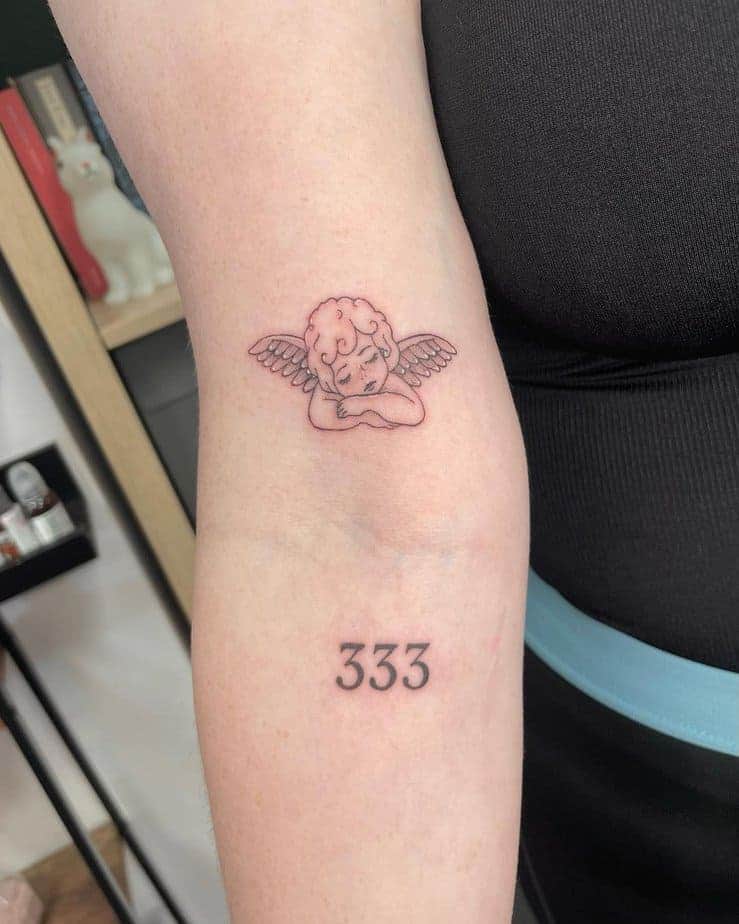 4. Engelszahl mit einem Engel-Tattoo
