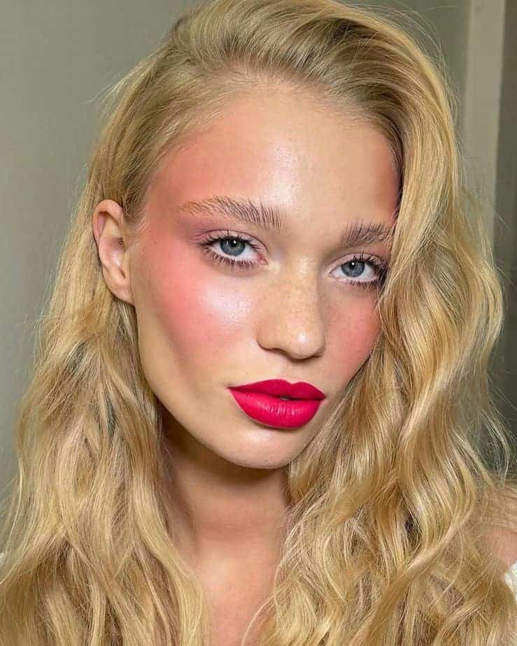 9. Ein meisterhaftes Make-up mit rosa Lippenstift