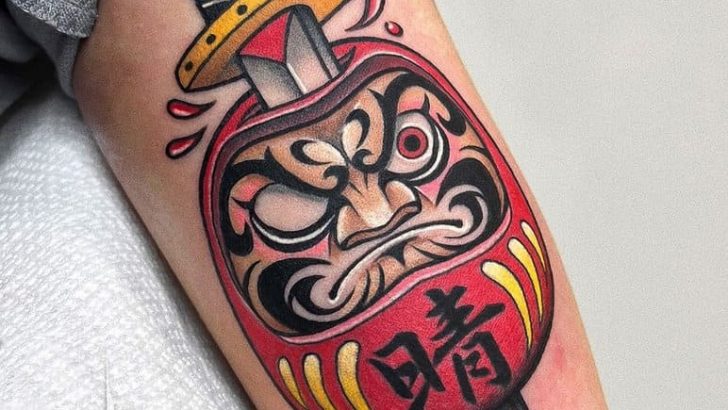 20 Faszinierende Daruma-Tattoo-Ideen, um Glück anzuziehen
