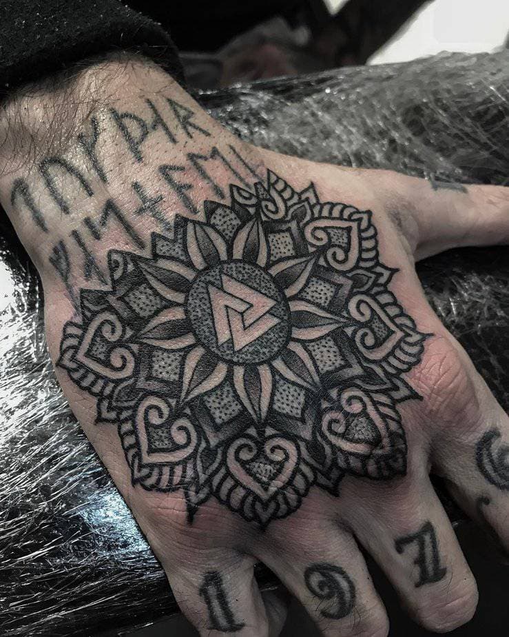 12. Starkes Hand-Tattoo