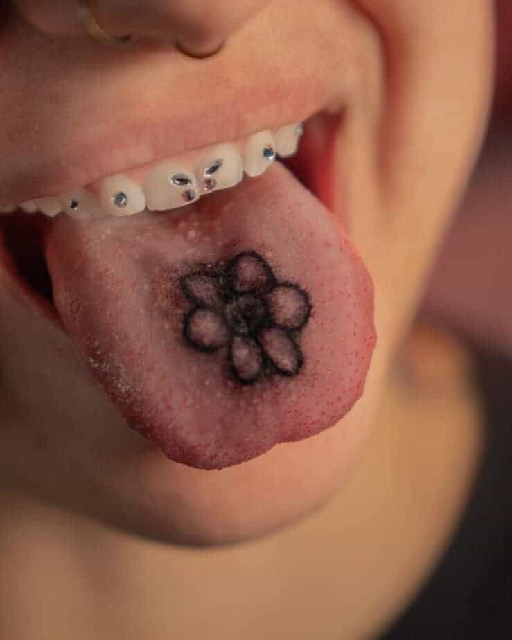 1. Ein Blumentattoo auf der Zunge